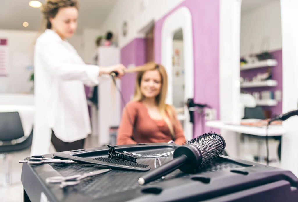 Descubre las 10 principales razones para estudiar peluquería y estética; desde la expresión creativa hasta las oportunidades profesionales. ¡Explora los beneficios y oportunidades de este emocionante campo!